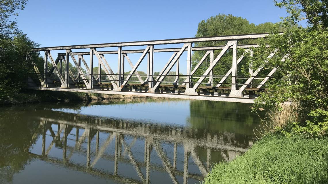 alte Bahnbrücke hinter Etgersleben