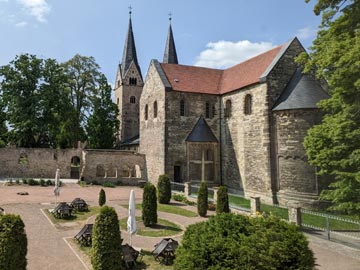 Kirche St. Georg und Pancratius in Hecklingen Kirche St. Georg und Pancratius in Hecklingen
